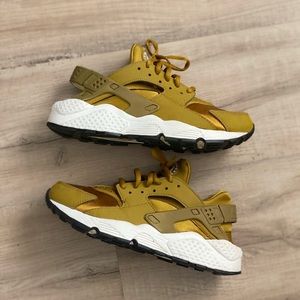 WMNS NIKE Air Huarache Sneakers | Gold